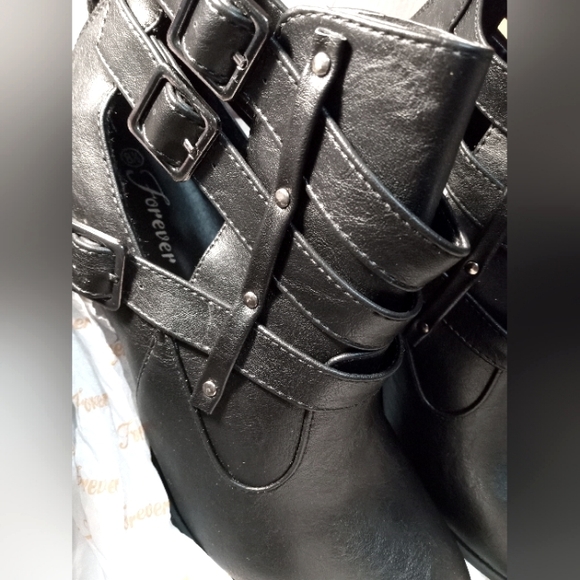 Forever Women's Chunky Block Heeled Ankle Booties Size 8.5 - Picture 4 of 5